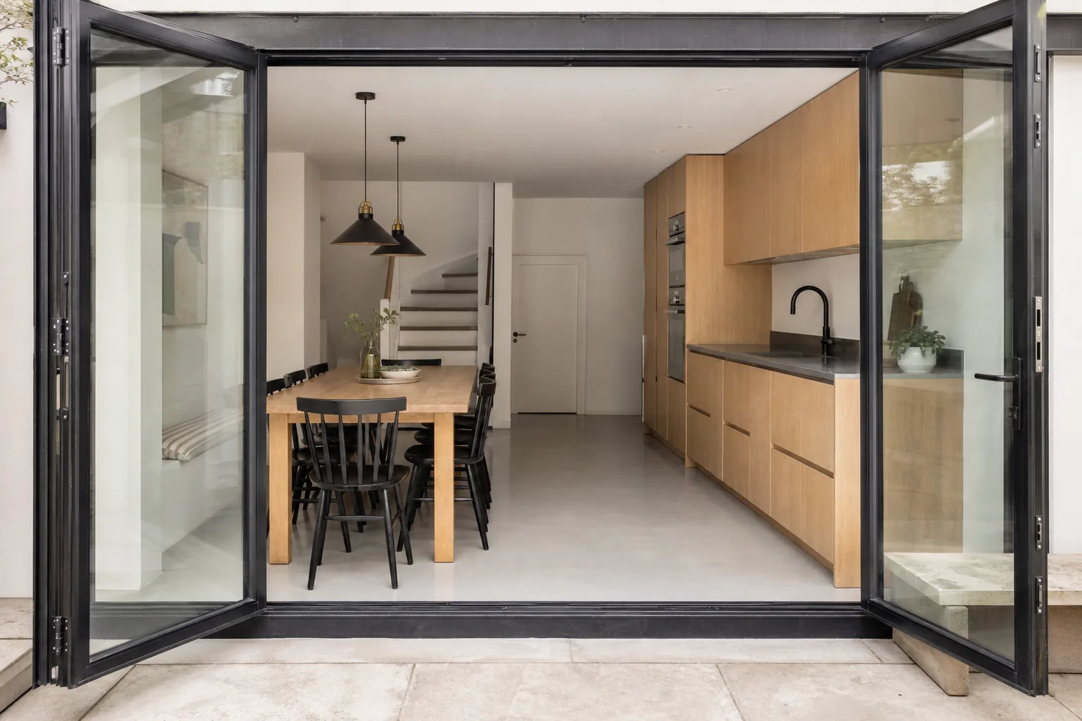 Basement Family Kitchen with a Sunken Garden in Belsize Park, London, photo 4 of 4